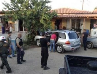 «Πεδίο μάχης» στη Βοιωτία - Ρομά πετούσαν πέτρες σε περιπολικά - Πυροβολισμοί ακούγονταν από τον καταυλισμό